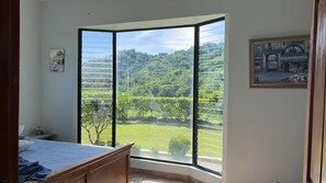 4 bedrooms, in-room safe, desk, iron/ironing board