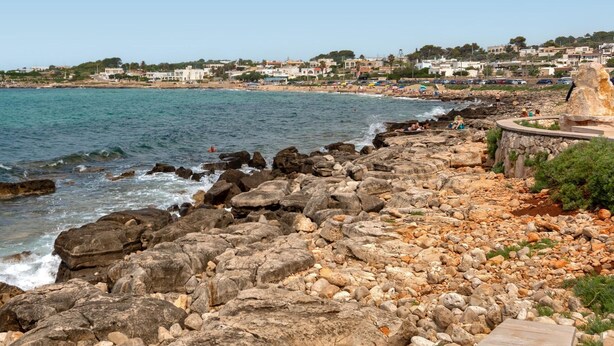 A rocky coastline with a clear view of the sea and a distant town. - 3545 Antonio - App Pulcinella by Barbarhouse (Castrignano del Capo)