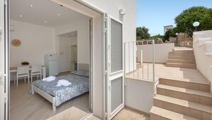 A bedroom with a bed, a desk, and a chair. - 3545 Antonio - App Pulcinella by Barbarhouse (Castrignano del Capo)