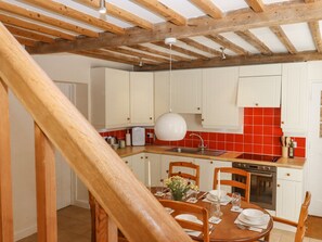 Kühlschrank, Geschirrspüler, Wasserkocher, Kochgeschirr/Geschirr/Besteck