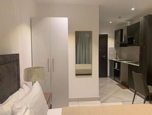 1 slaapkamer, een strijkplank/strijkijzer, wifi, beddengoed