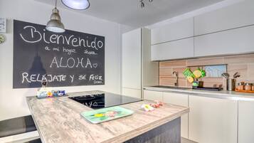 Refrigerador, horno, parrilla de estufa y cafetera y tetera