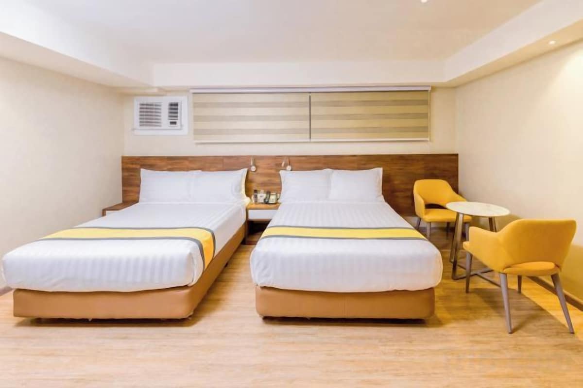 Minibar, caja de seguridad en la habitación y escritorio