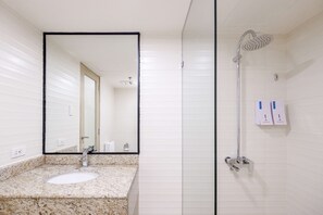 Shower, rainfall showerhead, free toiletries, hair dryer - Surestay Plus By Best Western Cebu City (Cebu City)