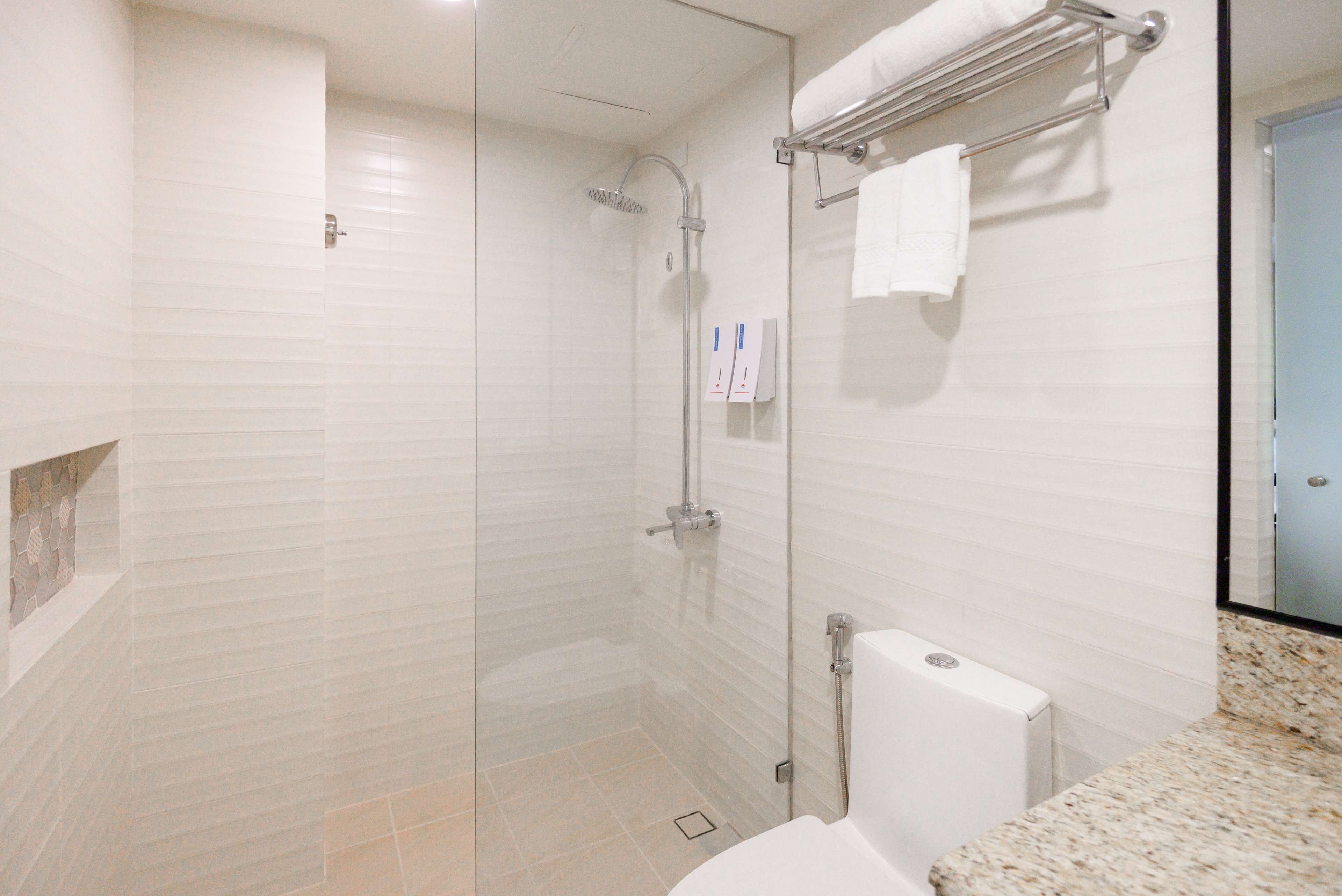 Premier-Zimmer, 2 Doppelbetten, Nichtraucher | Badezimmer | Dusche, Regendusche, kostenlose Toilettenartikel, Haartrockner