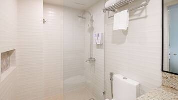 Habitación Premier, 2 camas dobles, no fumadores | Baño | Ducha y cabezal de ducha tipo lluvia