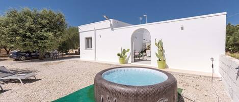 Banyera d'hidromassatge a l'aire lliure