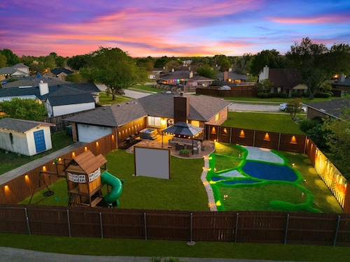Amber - Hot Tub | Mini Golf | Playset | Game Room!