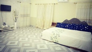In-room safe, laptop workspace, soundproofing, iron/ironing board - Accra Royal Hotel (Accra)