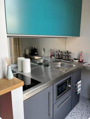 Een koelkast, een microgolfoven, een vaatwasser