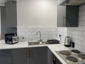 Appartement | Cuisine privée | Réfrigérateur, micro-ondes, four, plaque de cuisson