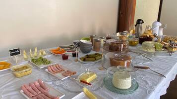 Café da manhã com buffet grátis todos os dias
