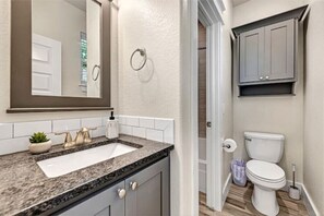 Whirlpool, Haartrockner, Handtücher, Seife