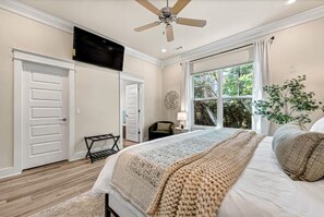 4 bedrooms, in-room safe, iron/ironing board, travel crib - Fayetteville Home Luxury Living Walk to University of Arkansas (Fayetteville)