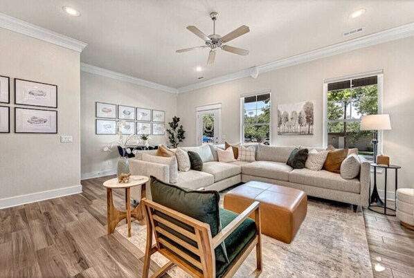 Smart-TV, Tischfußball, Bücher