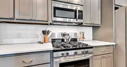 Fayetteville Home Luxury Living Walk to University of Arkansas