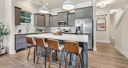 Fayetteville Home Luxury Living Walk to University of Arkansas