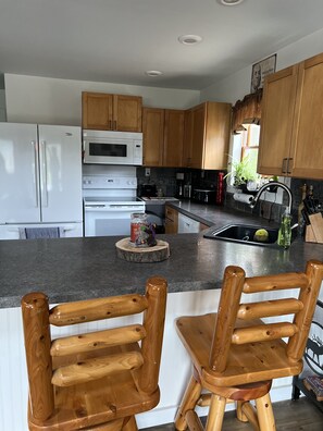 Geladeira, micro-ondas, fogão, cooktop