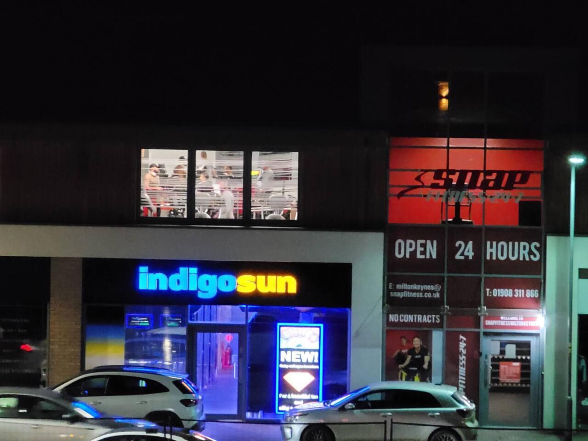 Une devanture de magasin avec l’enseigne « Indigosun » et une banderole « NOUVEAU ! », indiquant qu’il s’agit d’une nouvelle entreprise ou d’un nouveau service.