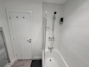 Hus | Bad | Kombinert dusj/badekar, dype avslapningsbadekar, hårføner og håndklær