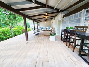 Outdoor dining - 6 guests, 4 min Walk to Private Beach, casino, bowling alley and much more !
(Dorado)