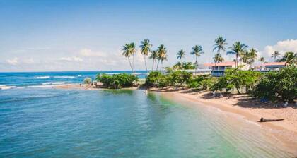 6 guests, 4 min Walk to Private Beach, casino, bowling alley and much more !