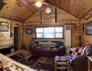 Smart TV, DVD player, books - High Country Cabin and Bunk House Great for Multiple Families! (Deadwood)