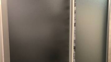 Douche, sèche-cheveux, papier toilette