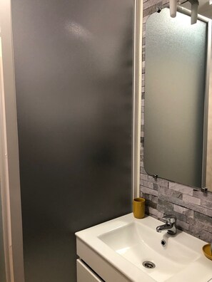 Douche, sèche-cheveux, papier toilette