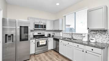 Microondas, horno, parrilla de estufa y lavavajillas