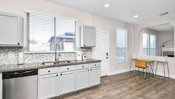 Microondas, horno, parrilla de estufa y lavavajillas