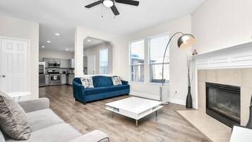 Smart TV, chimenea, estéreo y monitor de computadora