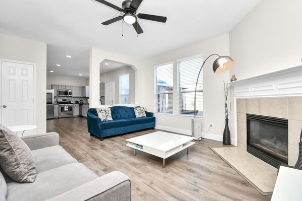 Smart TV, fireplace, stereo, computer monitors - Amazing 4-BR Oasis With Pool & Backyard Bliss (Cypress)