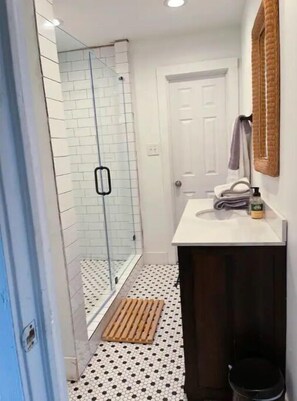 Douche, séchoir à cheveux, serviettes fournies, savon