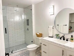 Shower, hair dryer, towels, soap - Lakeway oasis (Austin)