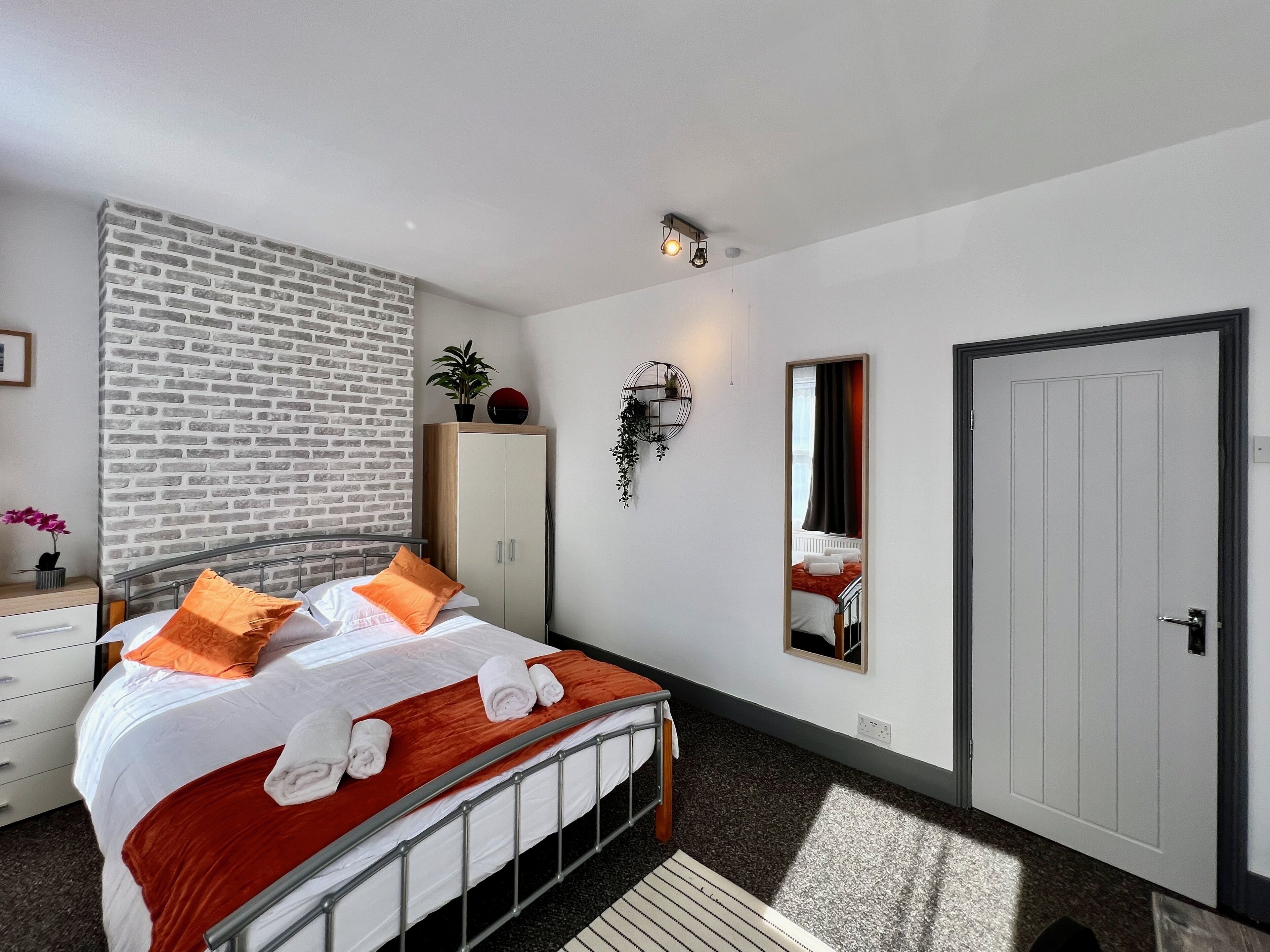 Family Townhome | 3 bedrooms, premium bedding, WiFi (free), bed sheets