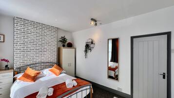 Family Townhome | 3 bedrooms, premium bedding, WiFi (free), bed sheets