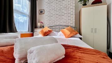 ทาวน์โฮมสำหรับครอบครัว | 3 ห้องนอน, เครื่องนอนระดับพรีเมียม, Wi-Fi ฟรี, ผ้าปูที่นอน