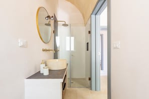 Ferienhaus | Badezimmer | Dusche, Regendusche, Handtücher