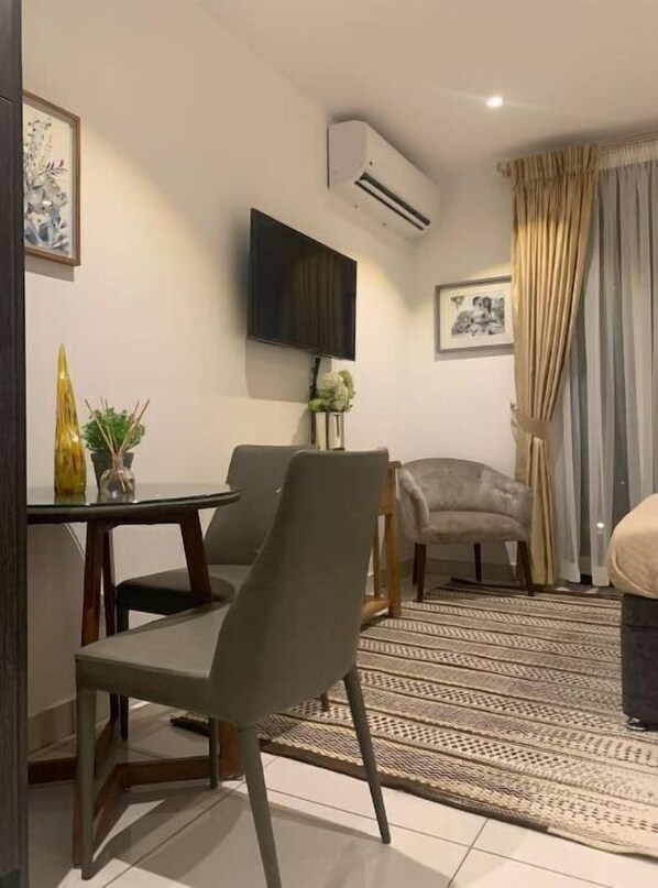 Dining - Embassy Garden Apartments w Pool+Gym+Parking (Accra)