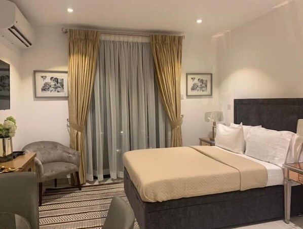 1 habitación, tabla de planchar con plancha, wifi y ropa de cama