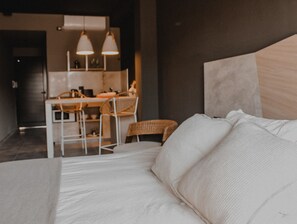 Studio Suite | Free cribs/infant beds, free WiFi, bed sheets