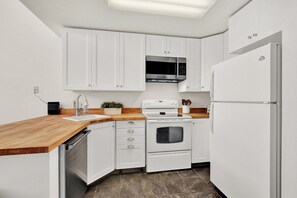 Kylskåp, mikrovågsugn, ugn och spishäll