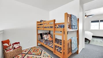 2 quartos, ferros/tábuas de passar roupa, acesso à internet