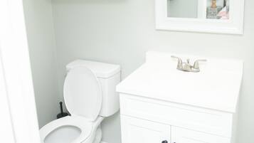 Regadera, secadora de cabello, toallas, jabón