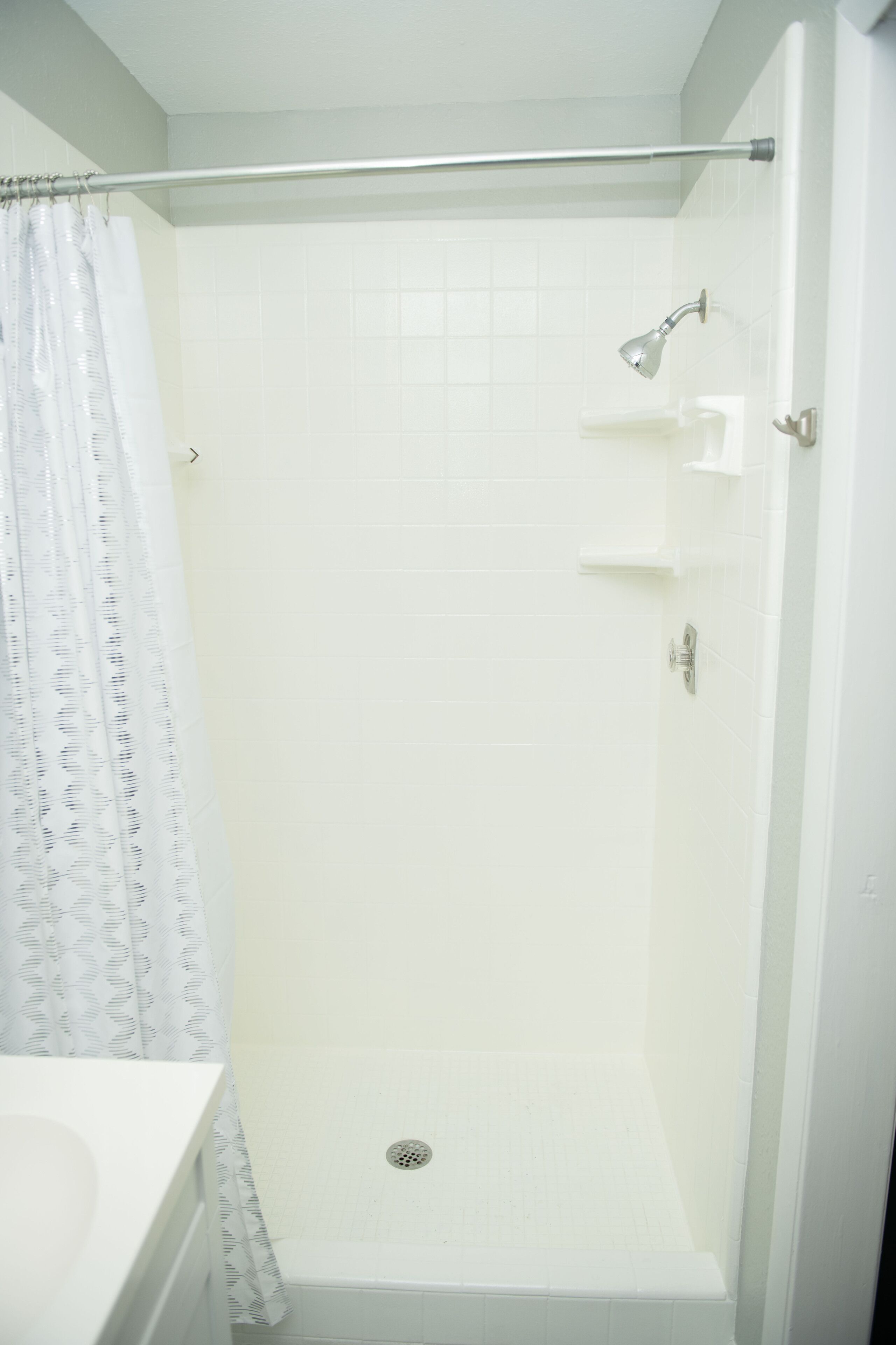 Douche, sèche-cheveux, serviettes fournies, savon