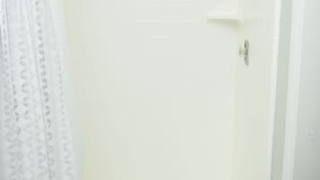 Douche, sèche-cheveux, serviettes fournies, savon