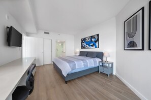 Departamento básico, 1 cama King size y sofá cama | 1 habitación, escritorio, tabla de planchar con plancha y wifi gratis 