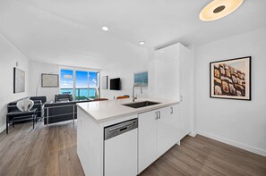 Perushuoneisto, 1 suuri parisänky ja vuodesohva | Yksityinen keittiö | Täysikokoinen jääkaappi, mikroaaltouuni, uuni, astianpesukone