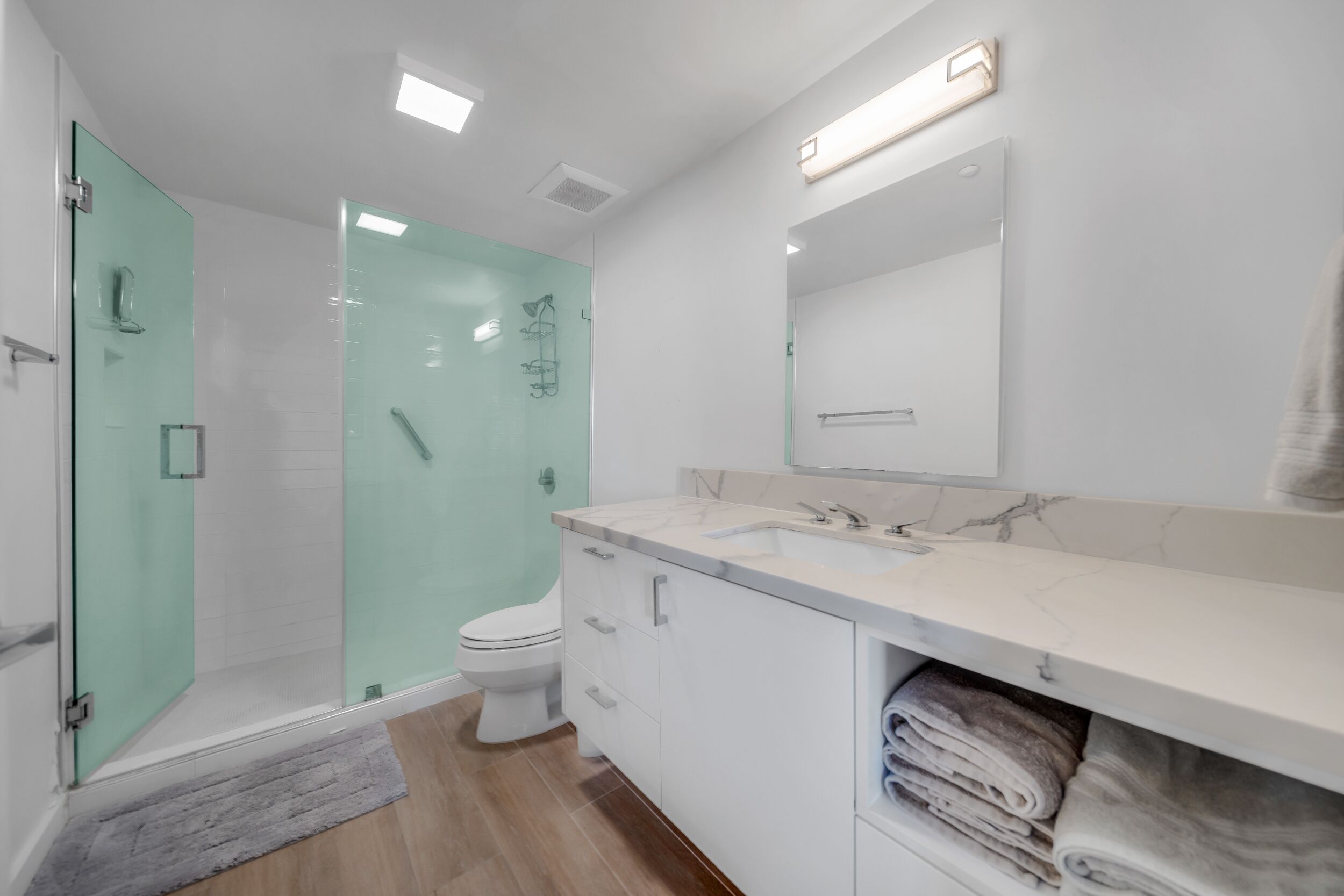 Basic Apartment, 1 King Bed with Sofa bed | Bathroom | Towels